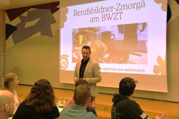 Felix Tschirky begr&uuml;sst am Berufsbildner-Zmorg&auml;